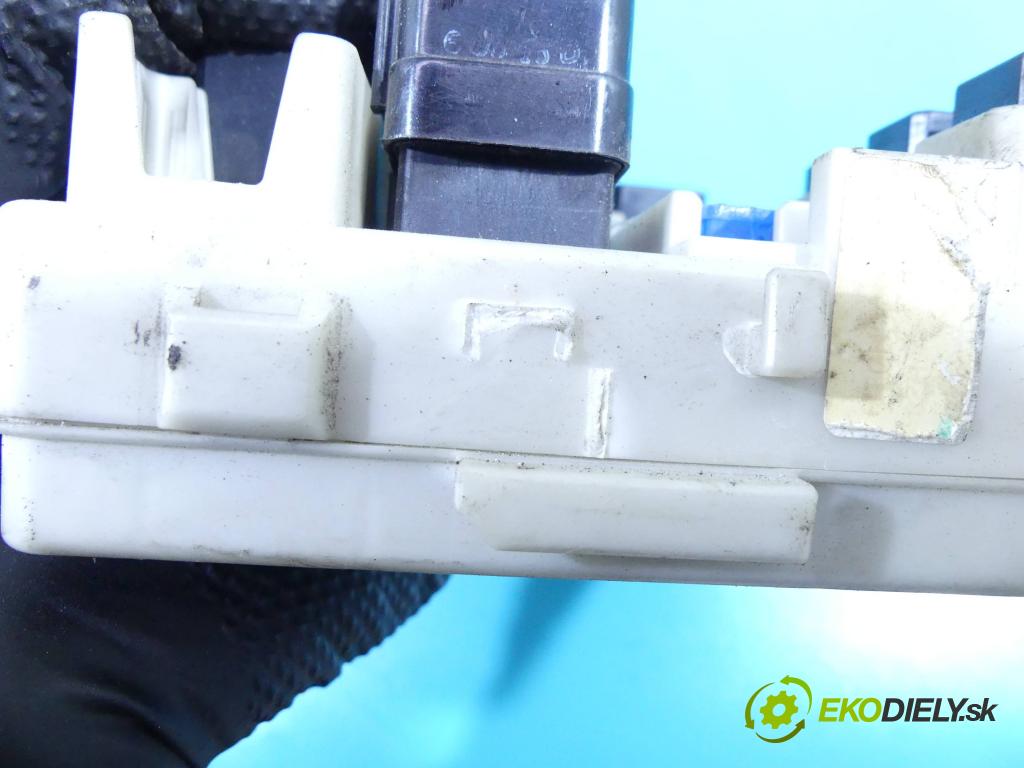 Nissan Murano Z50 2003-2008 3.5 V6 241KM automatic 177 kW 3498 cm3 5- skříňka pojistková  (Pojistkové skříňky)