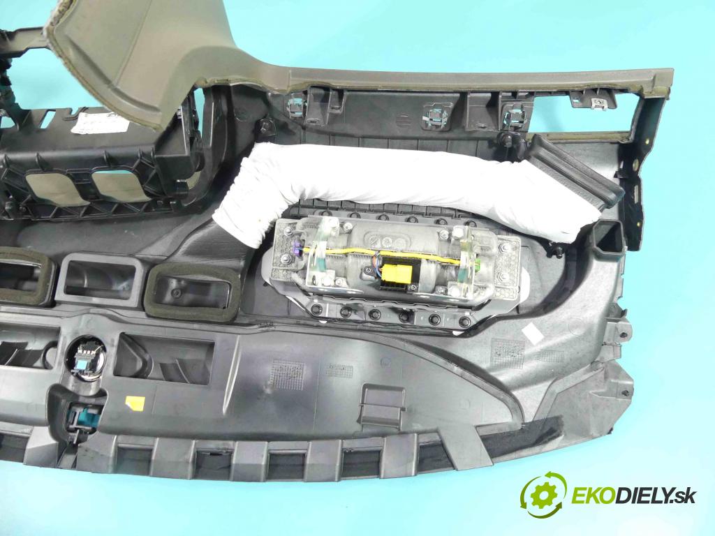 Audi A6 C6 2004-2011 3.0 V6 TFSI automatic 213 kW 2995 cm3 4- kokpit,pristrojová doska rozdeľovacia
