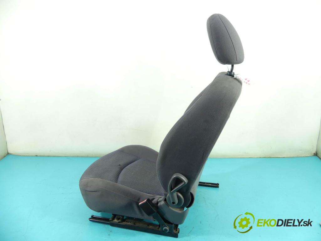 Peugeot 206 1.1 60 hp manual 44 kW 1124 cm3 3- Sedadlo pravý  (Sedačky, sedadla)