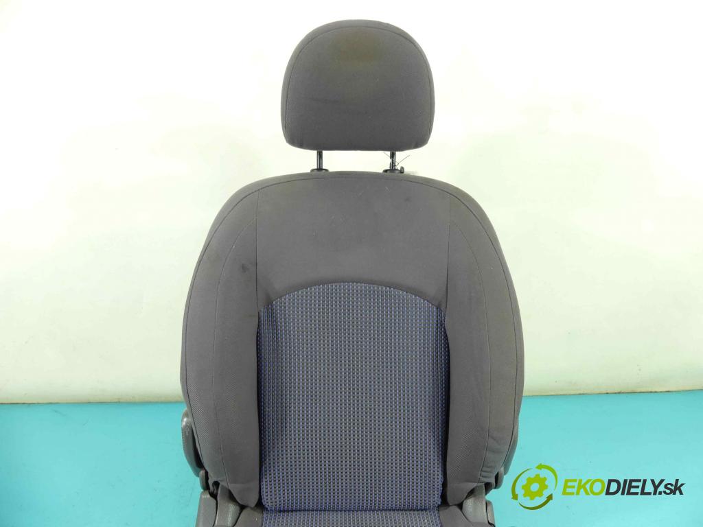 Peugeot 206 1.1 60 hp manual 44 kW 1124 cm3 3- Sedadlo pravý  (Sedačky, sedadla)