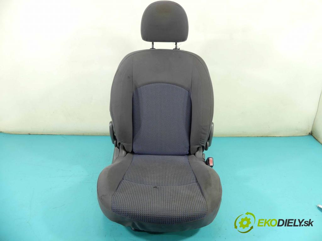 Peugeot 206 1.1 60 hp manual 44 kW 1124 cm3 3- Sedadlo pravý  (Sedačky, sedadla)