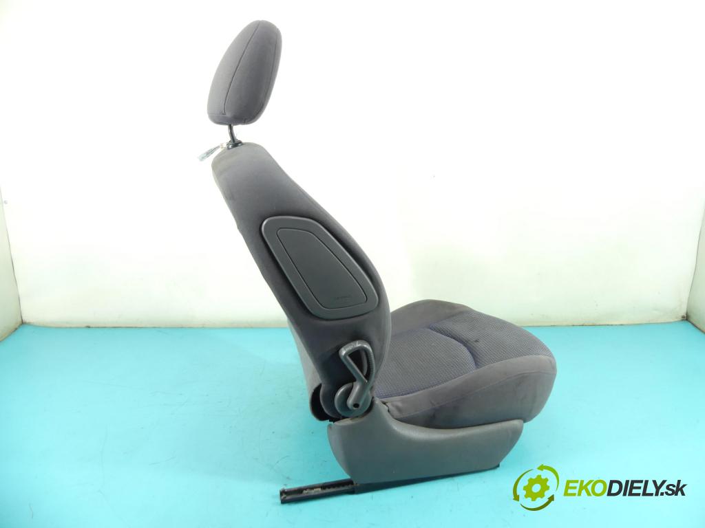 Peugeot 206 1.1 60 hp manual 44 kW 1124 cm3 3- Sedadlo pravý  (Sedačky, sedadla)