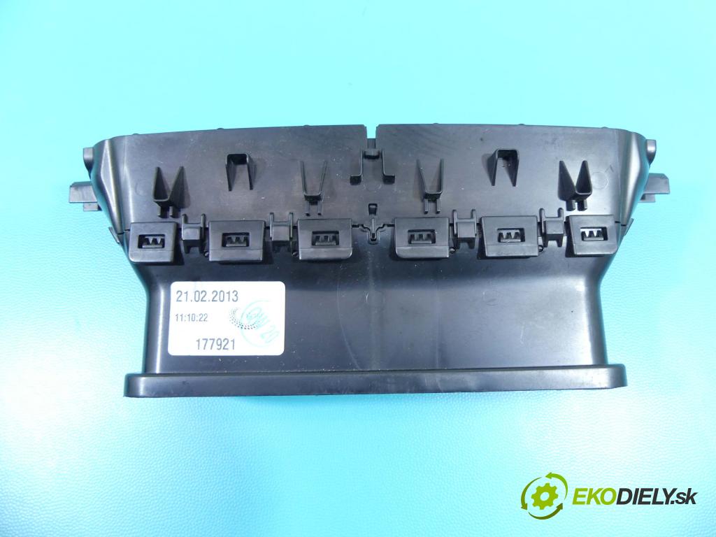 Renault Clio IV 2012-2020 1.5 dci 90 HP manual 66 kW 1461 cm3 5- Mřížka: kúrenia stredová 687504653R (Mriežky kúrenia (fukáre))