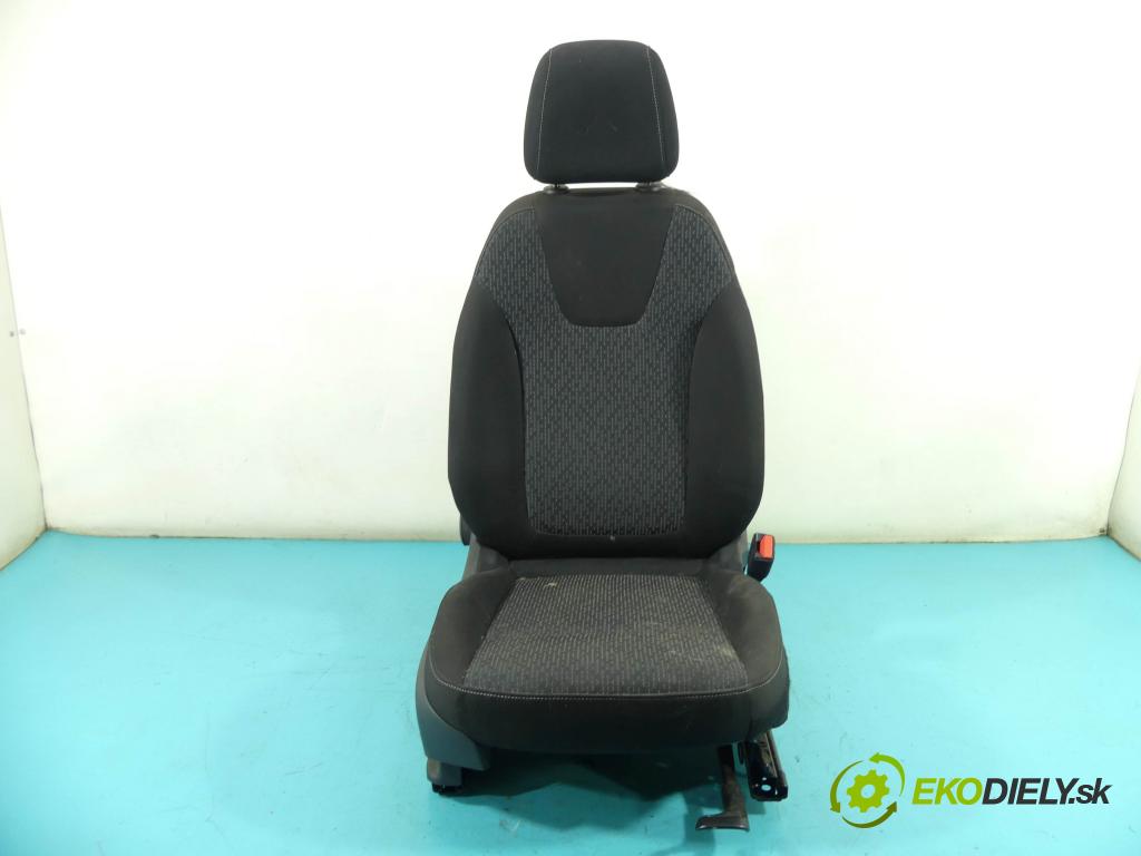 Opel Crossland 2017-2024 1.2 12V 83 HP manual 61 kW 1199 cm3 5- Sedačka pravý  (Sedačky, sedadlá)