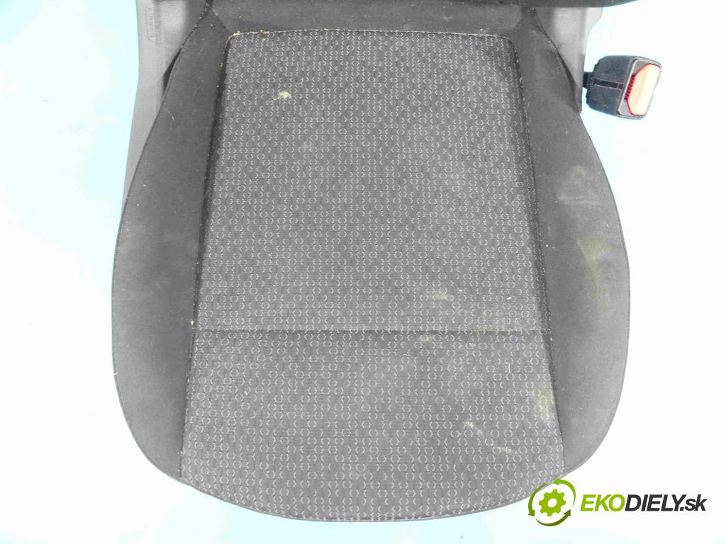 Opel Crossland 2017-2024 1.2 12V 83 HP manual 61 kW 1199 cm3 5- Sedačka pravý  (Sedačky, sedadlá)