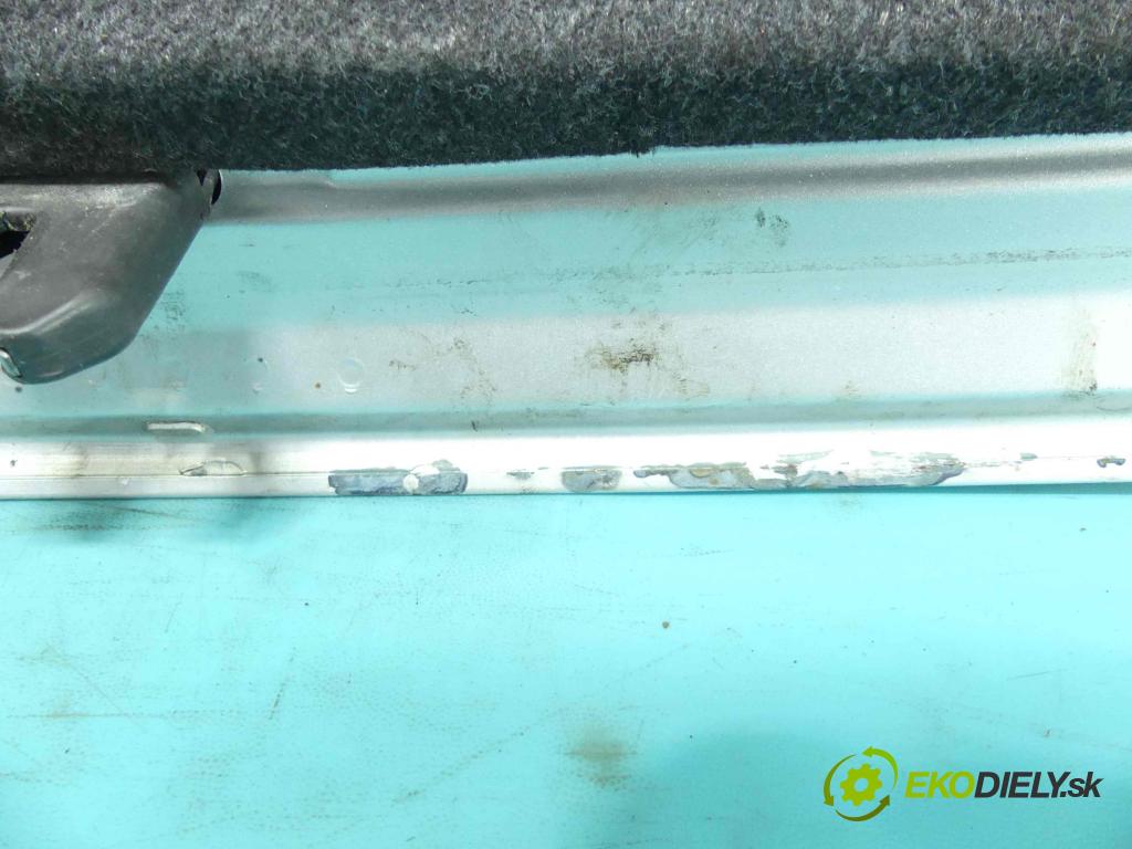 Audi A4 B5 1994-2001 1.6 101 hp manual 74 kW 1595 cm3 4- zadní kufrové dveře  (Zadní kapoty)