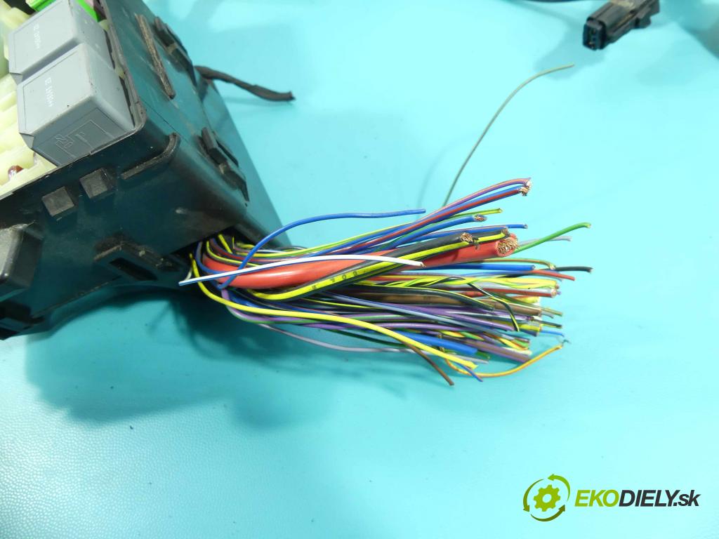 Volvo V40 II 2012-2019 2.0 D2 120 hp manual 88 kW 1969 cm3 5- skříňka pojistková AV6T-14A142-AA (Pojistkové skříňky)