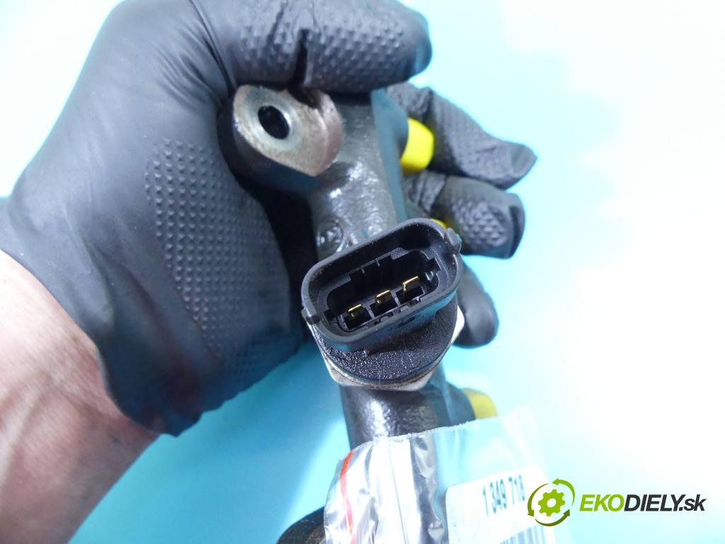 Renault Clio IV 2012-2020 1.5 dci 90 HP manual 66 kW 1461 cm3 5- lišta vstrekovacia 175215346R (Vstrekovacie lišty)