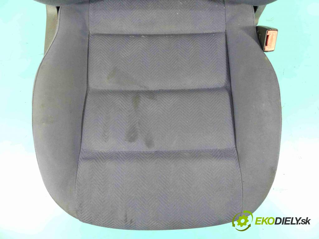 Audi A4 B5 1994-2001 1.8 T 150 hp manual 110 kW 1781 cm3 5- Sedadlo pravý  (Sedačky, sedadla)