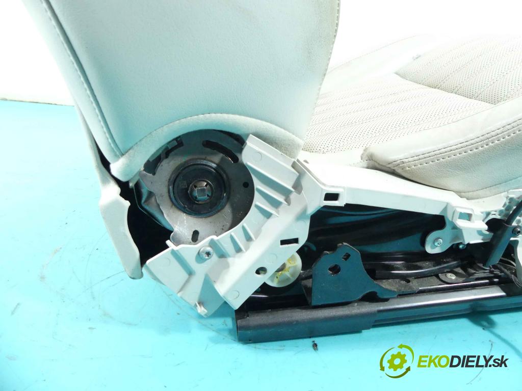 Jaguar F-Pace 16- 2.0d 179KM automatic 132 kW 1999 cm3 5- Sedačka pravý  (Sedačky, sedadlá)