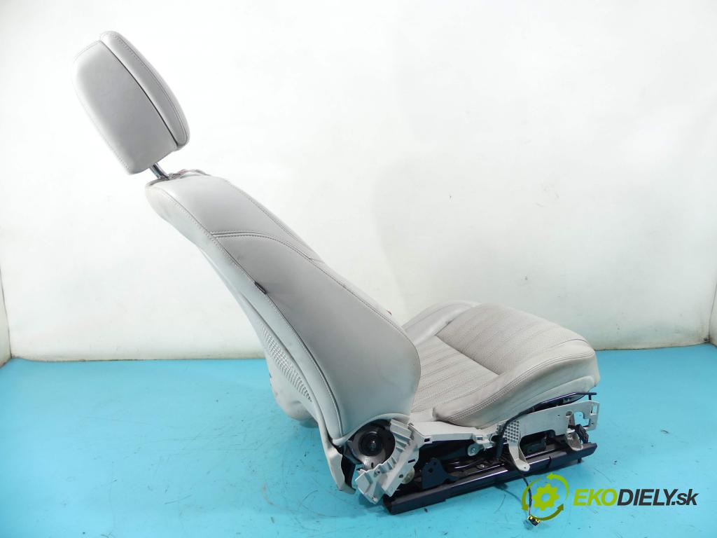 Jaguar F-Pace 16- 2.0d 179KM automatic 132 kW 1999 cm3 5- Sedačka pravý  (Sedačky, sedadlá)