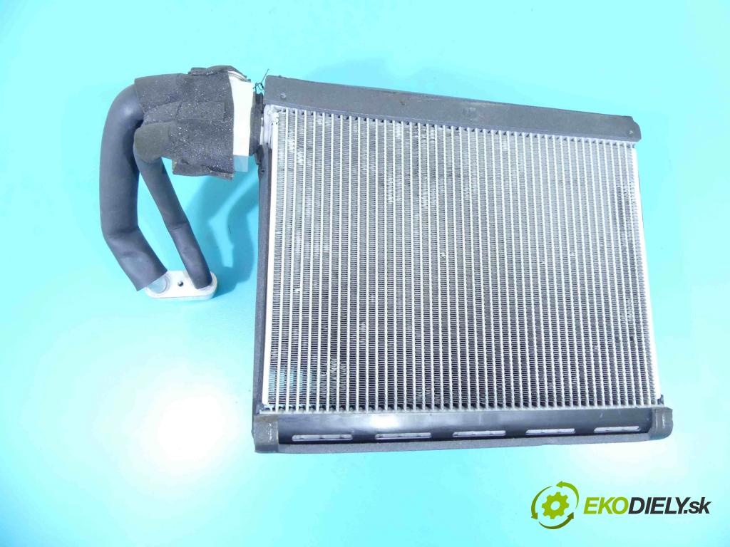 Jaguar F-Pace 16- 2.0d 179KM automatic 132 kW 1999 cm3 5- radiátor  (Radiátory topení)