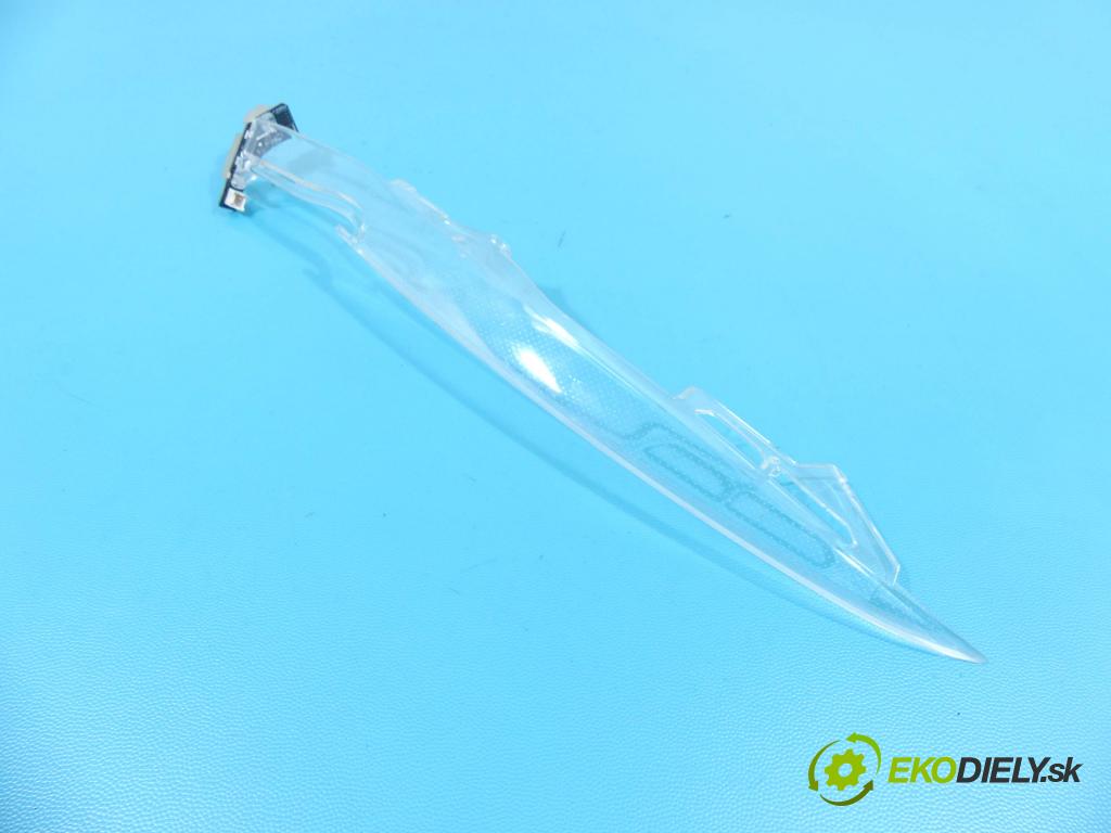 Volvo S60 II 2010-2018 2.0 D3 163 HP automatic 120 kW 1984 cm3 4- Reflektor: pravý VSMRC (Pravé)