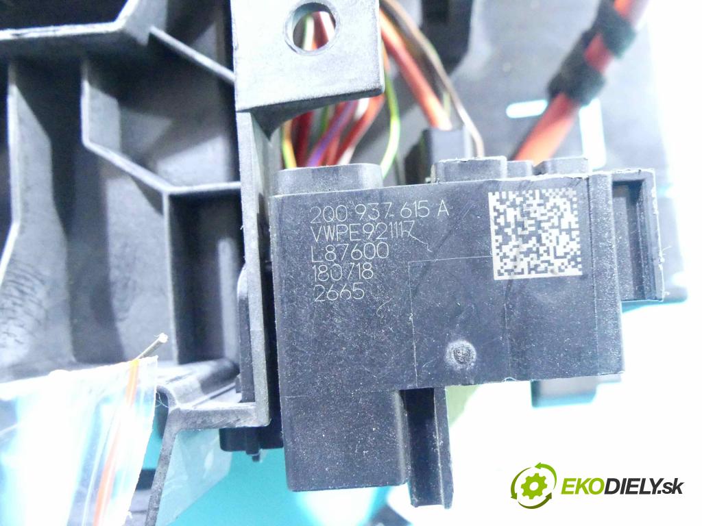 Seat Ibiza V KJ 2017- 1.0 tsi 95 hp manual 70 kW 999 cm3 5- skříňka pojistková 2Q0937615A (Pojistkové skříňky)