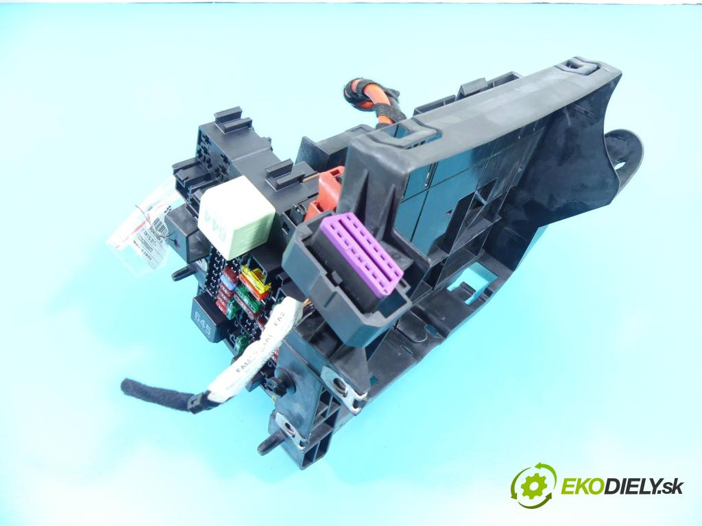 Seat Ibiza V KJ 2017- 1.0 tsi 95 hp manual 70 kW 999 cm3 5- skříňka pojistková 2Q0937615A (Pojistkové skříňky)