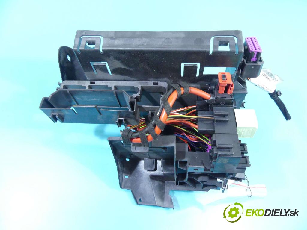 Seat Ibiza V KJ 2017- 1.0 tsi 95 hp manual 70 kW 999 cm3 5- skříňka pojistková 2Q0937615A (Pojistkové skříňky)