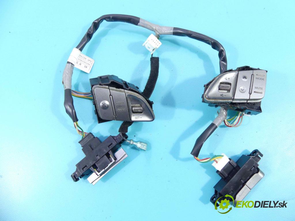 Hyundai Ix35 2.0 crdi 136hp manual 100 kW 1995 cm3 5- Přepínač multifunkční: řízení: 96700-2S300 (Páčky pod volantem)