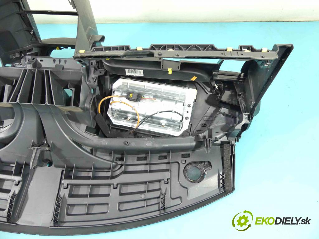 Peugeot 207 1.4 16V 95 HP manual 70 kW 1397 cm3 5- kokpit,pristrojová doska rozdeľovacia