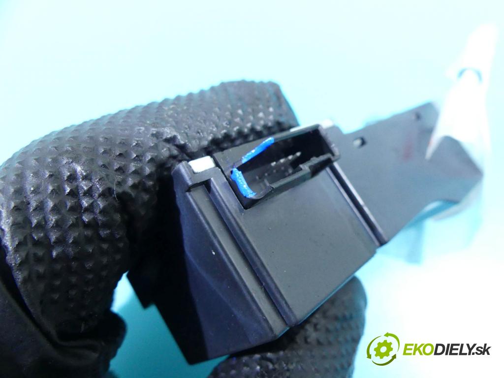 Vw Passat B8 2014 - 2.0 tdi 239KM automatic 176 kW 1968 cm3 5- Blokáda: řízení: 27140002 (Ostatné)