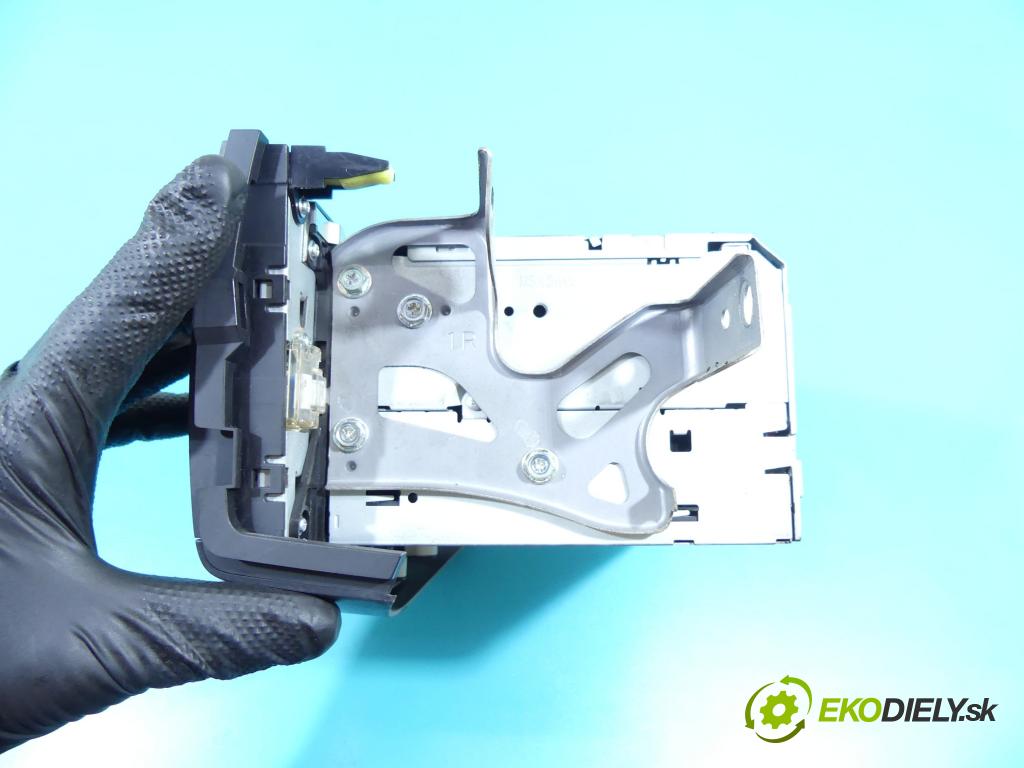 Toyota Rav4 III 2005-2012 2.2 D-CAT 177 HP manual 130 kW 2231 cm3 5- Radio originál 86120-42240