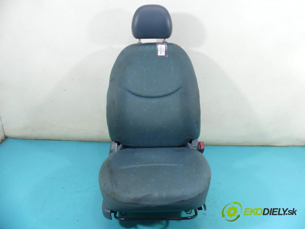 Toyota Yaris I 1999-2005 1.0 vvti 68 HP manual 50 kW 998 cm3 3- Sedačka pravý  (Sedačky, sedadlá)