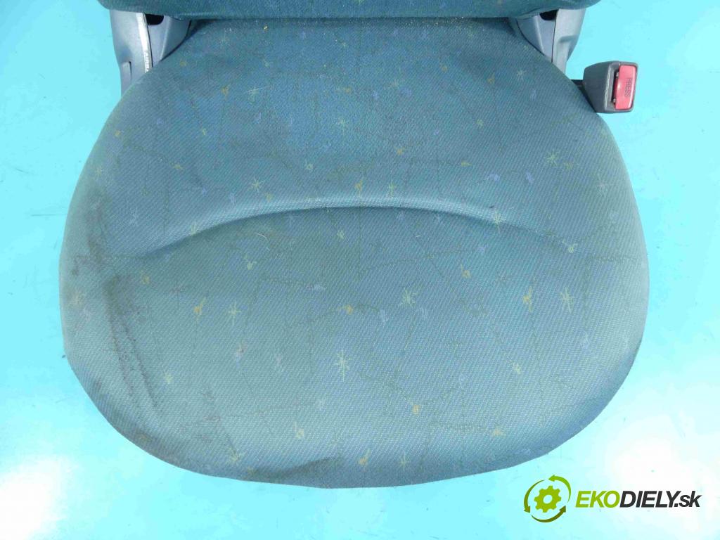 Toyota Yaris I 1999-2005 1.0 vvti 68 HP manual 50 kW 998 cm3 3- Sedačka pravý  (Sedačky, sedadlá)