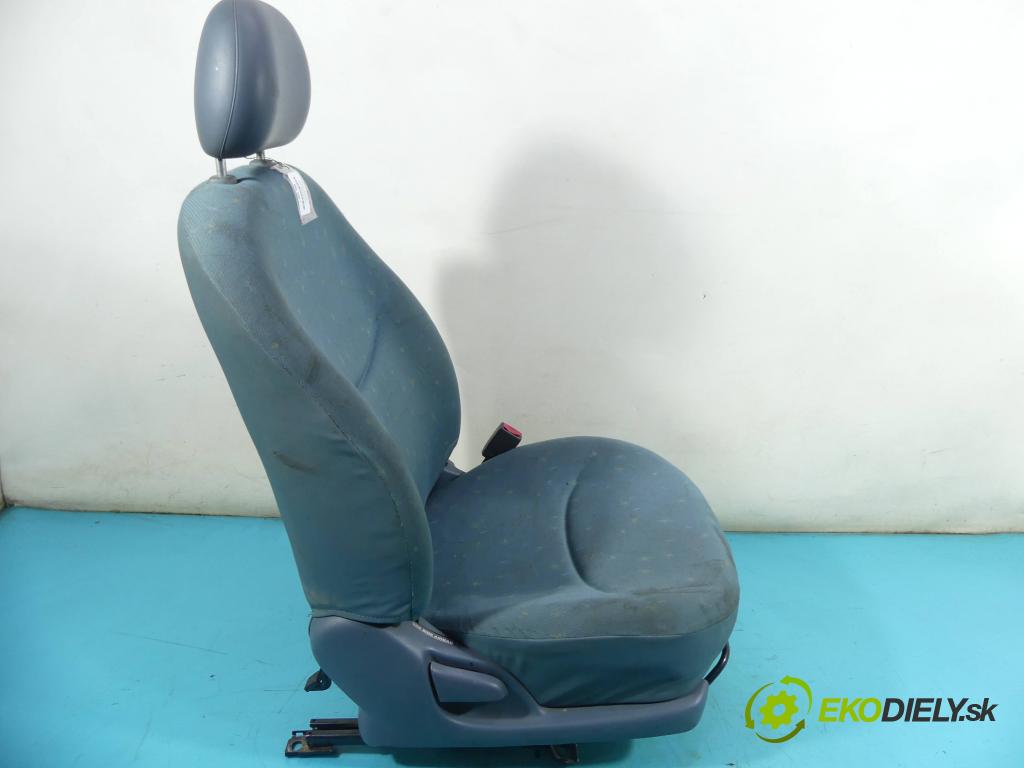 Toyota Yaris I 1999-2005 1.0 vvti 68 HP manual 50 kW 998 cm3 3- Sedačka pravý  (Sedačky, sedadlá)