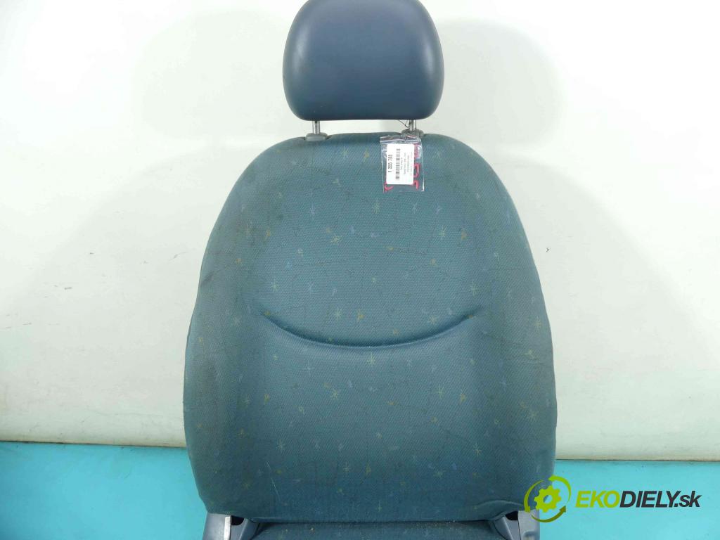 Toyota Yaris I 1999-2005 1.0 vvti 68 HP manual 50 kW 998 cm3 3- Sedačka pravý  (Sedačky, sedadlá)