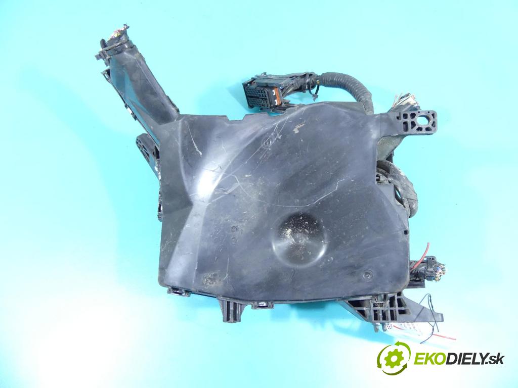 Toyota Verso 2009-2018 2.0 D4D 126 hp manual 93 kW 1998 cm3 5- skříňka pojistková 82111-0FC10 (Pojistkové skříňky)