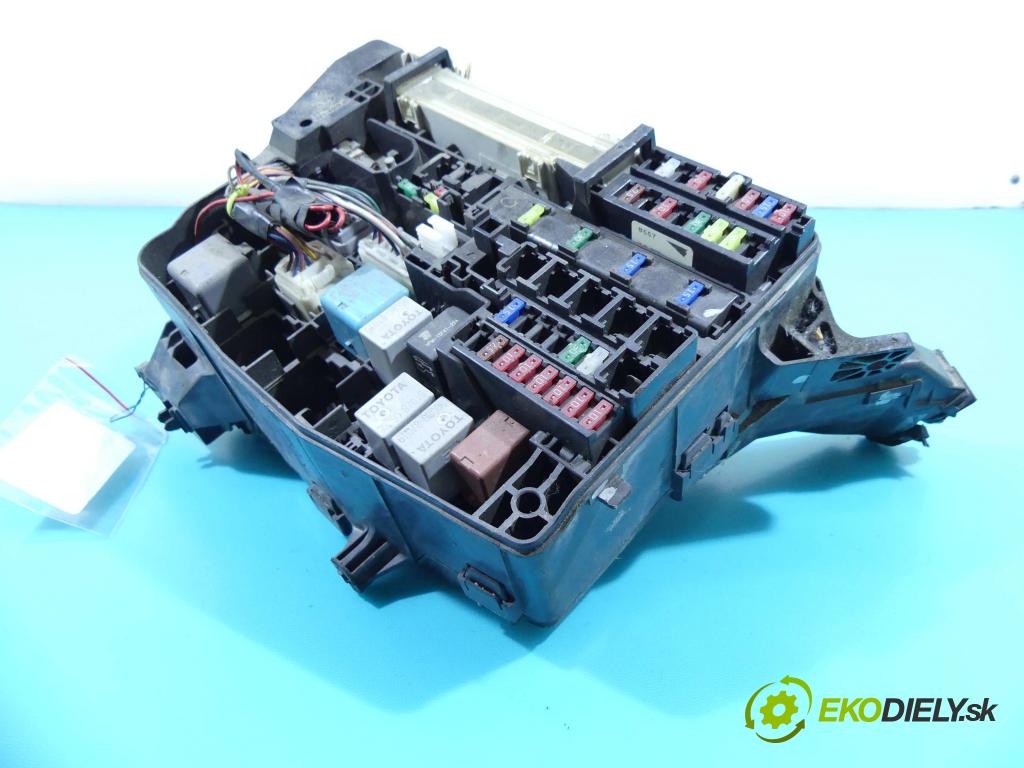 Toyota Verso 2009-2018 2.0 D4D 126 hp manual 93 kW 1998 cm3 5- skříňka pojistková 82111-0FC10 (Pojistkové skříňky)