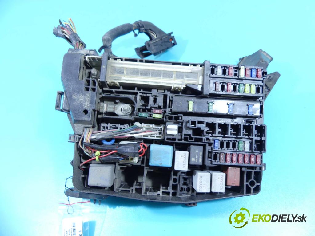Toyota Verso 2009-2018 2.0 D4D 126 hp manual 93 kW 1998 cm3 5- skříňka pojistková 82111-0FC10 (Pojistkové skříňky)