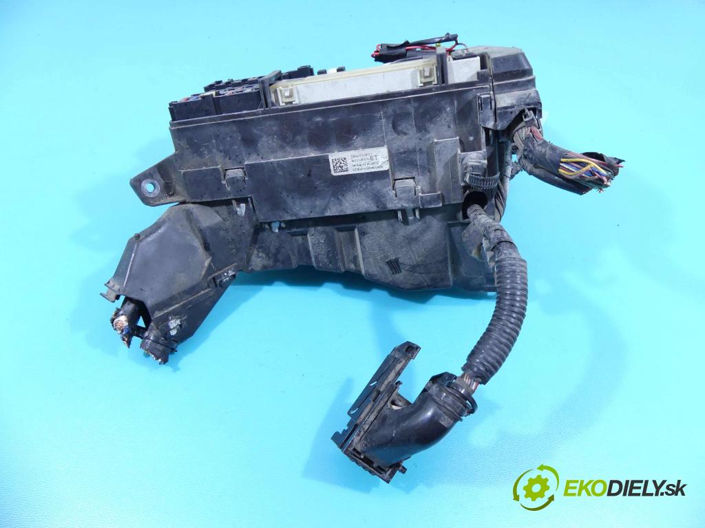 Toyota Verso 2009-2018 2.0 D4D 126 hp manual 93 kW 1998 cm3 5- skříňka pojistková 82111-0FC10 (Pojistkové skříňky)