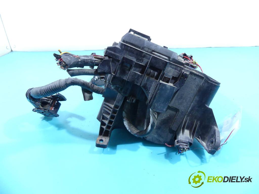 Toyota Verso 2009-2018 2.0 D4D 126 hp manual 93 kW 1998 cm3 5- skříňka pojistková 82111-0FC10 (Pojistkové skříňky)