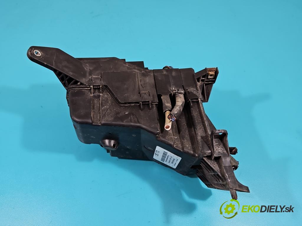 Toyota Rav4 III 2005-2012 2.2 D-CAT 177 hp manual 130 kW 2231 cm3 5- skříňka pojistková  (Pojistkové skříňky)