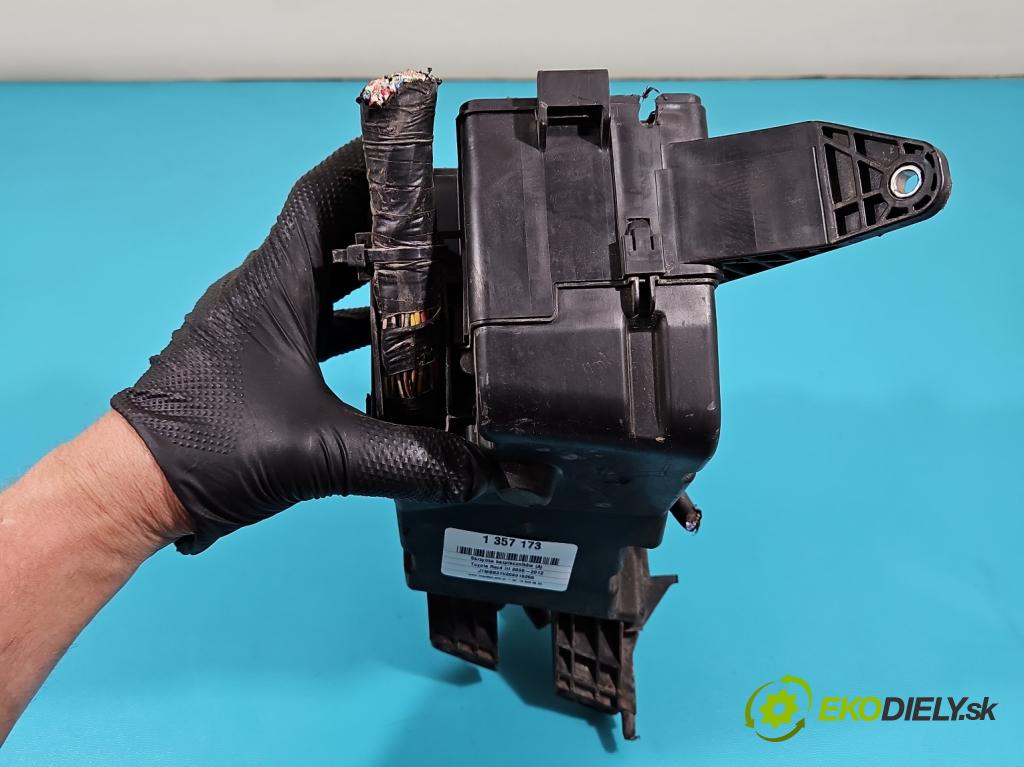 Toyota Rav4 III 2005-2012 2.2 D-CAT 177 hp manual 130 kW 2231 cm3 5- skříňka pojistková  (Pojistkové skříňky)