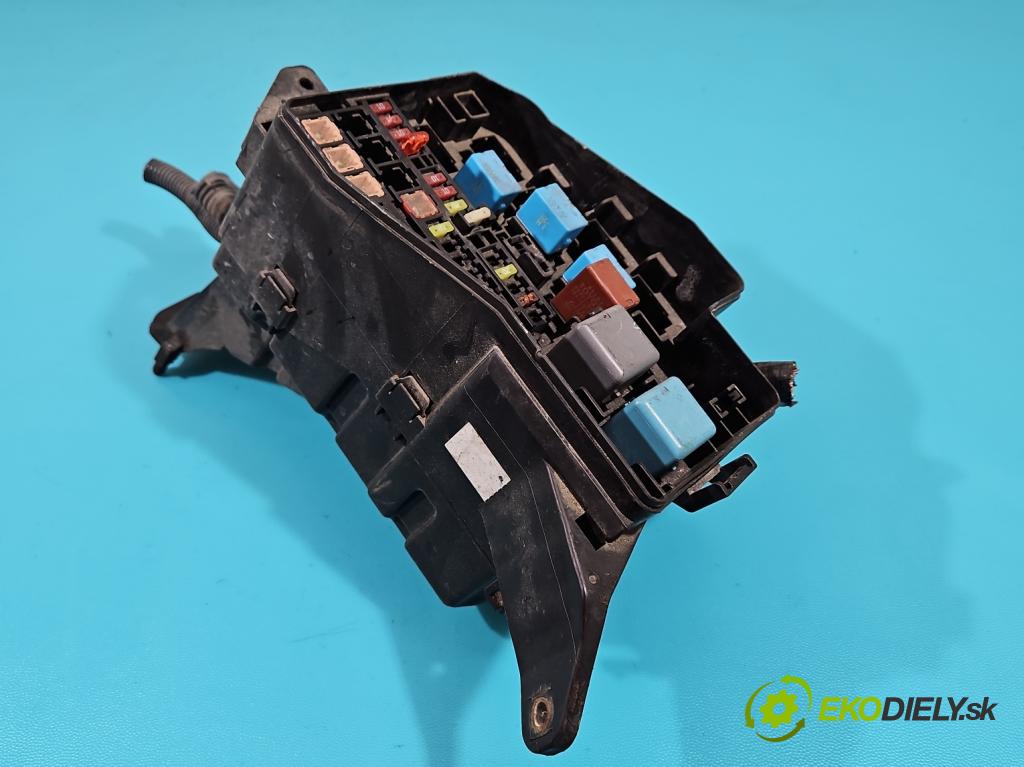 Toyota Rav4 III 2005-2012 2.2 D-CAT 177 hp manual 130 kW 2231 cm3 5- skříňka pojistková  (Pojistkové skříňky)