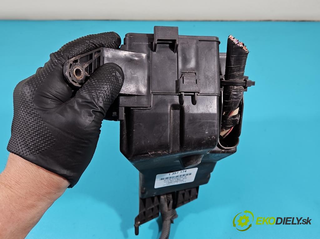 Toyota Rav4 III 2005-2012 2.2 D-CAT 177 hp manual 130 kW 2231 cm3 5- skříňka pojistková  (Pojistkové skříňky)