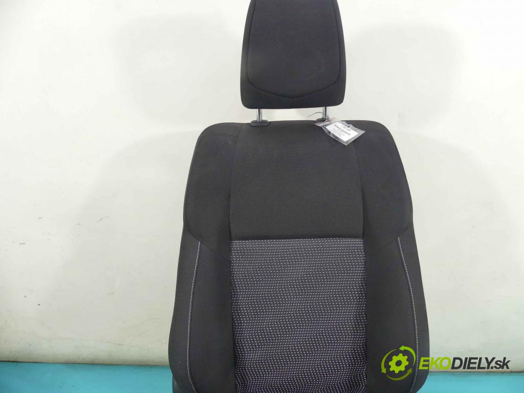 Toyota Auris II 2012-2018 1.4 D4D 90 HP manual 66 kW 1364 cm3 5- Sedačka pravý  (Sedačky, sedadlá)