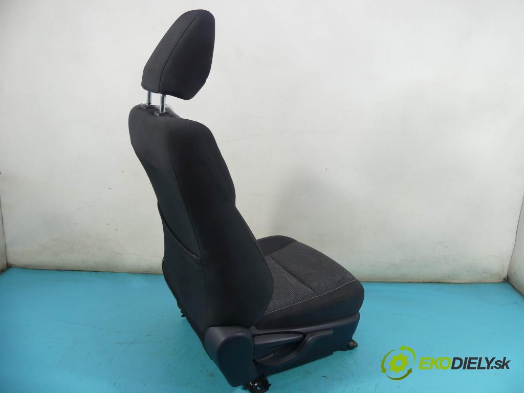 Toyota Auris II 2012-2018 1.4 D4D 90 HP manual 66 kW 1364 cm3 5- Sedačka pravý  (Sedačky, sedadlá)