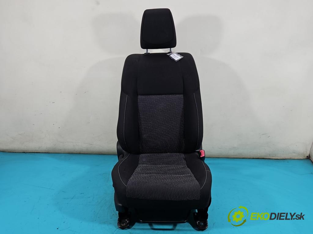 Toyota Auris II 2012-2018 1.4 D4D 90 HP manual 66 kW 1364 cm3 5- Sedačka pravý  (Sedačky, sedadlá)