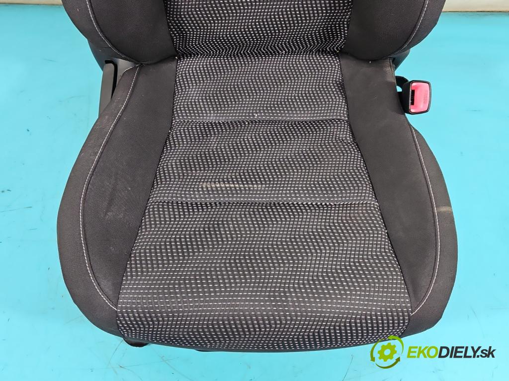 Toyota Auris II 2012-2018 1.4 D4D 90 HP manual 66 kW 1364 cm3 5- Sedačka pravý  (Sedačky, sedadlá)