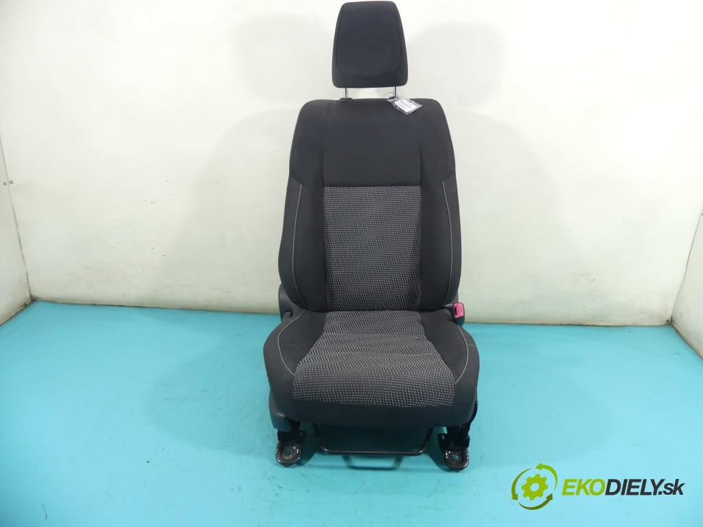 Toyota Auris II 2012-2018 1.4 D4D 90 HP manual 66 kW 1364 cm3 5- Sedačka pravý  (Sedačky, sedadlá)