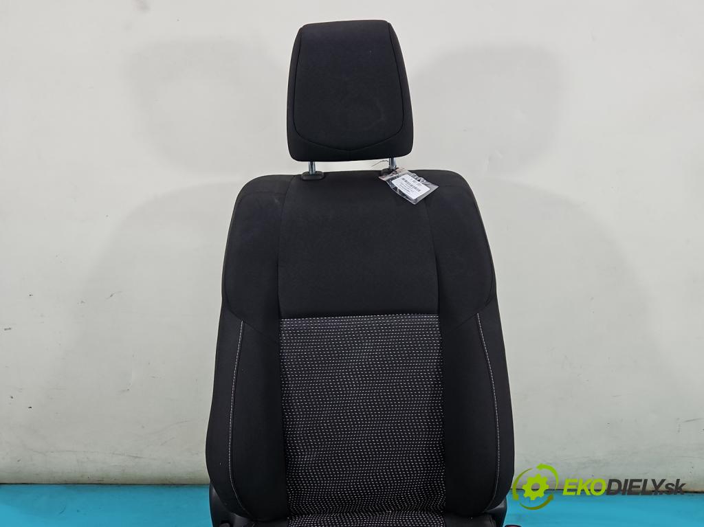 Toyota Auris II 2012-2018 1.4 D4D 90 HP manual 66 kW 1364 cm3 5- Sedačka pravý  (Sedačky, sedadlá)