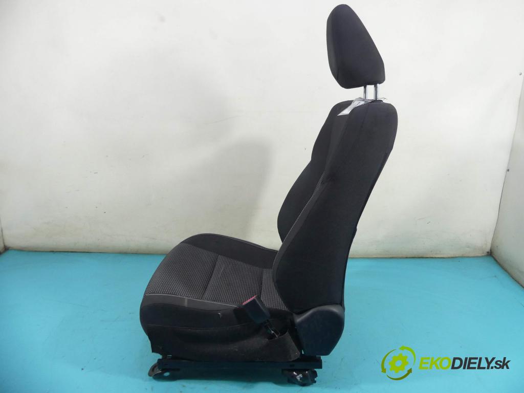 Toyota Auris II 2012-2018 1.4 D4D 90 HP manual 66 kW 1364 cm3 5- Sedačka pravý  (Sedačky, sedadlá)