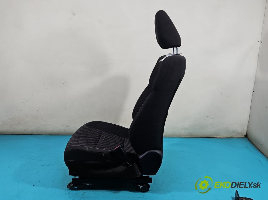 Toyota Auris II 2012-2018 1.4 D4D 90 HP manual 66 kW 1364 cm3 5- Sedačka pravý  (Sedačky, sedadlá)