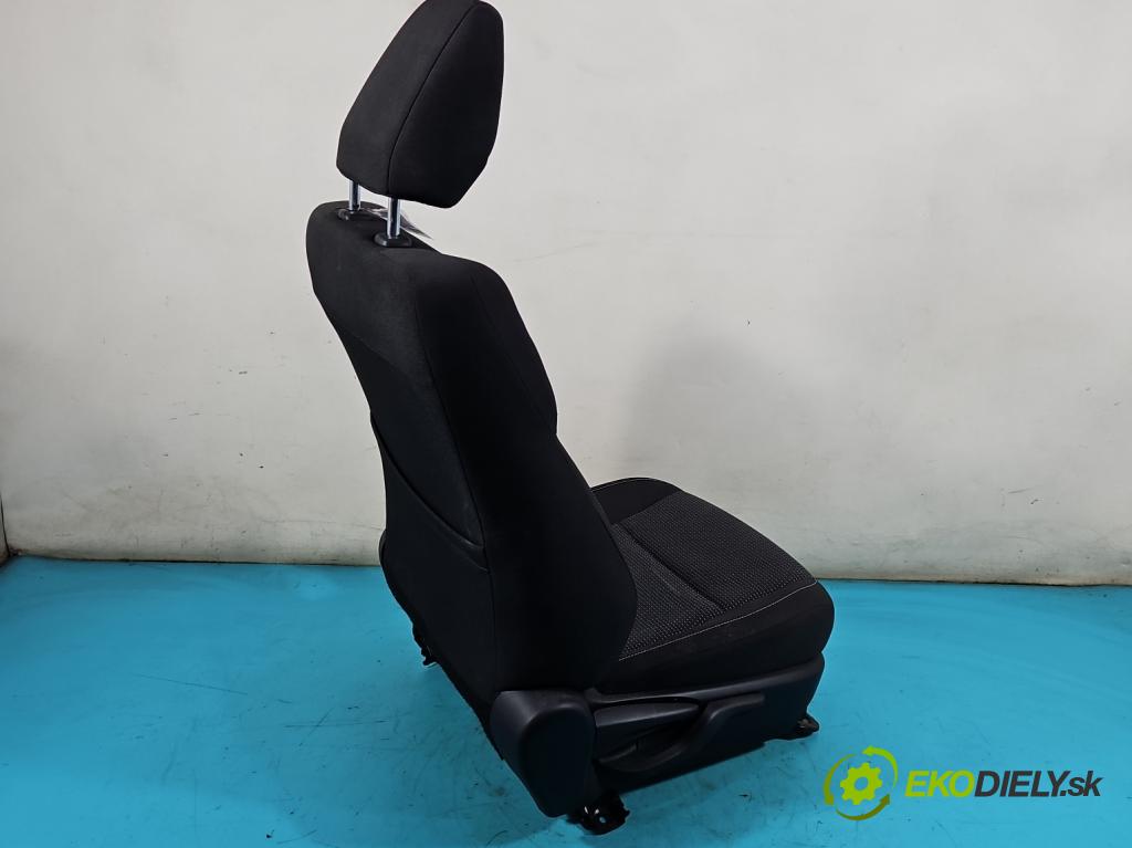 Toyota Auris II 2012-2018 1.4 D4D 90 HP manual 66 kW 1364 cm3 5- Sedačka pravý  (Sedačky, sedadlá)