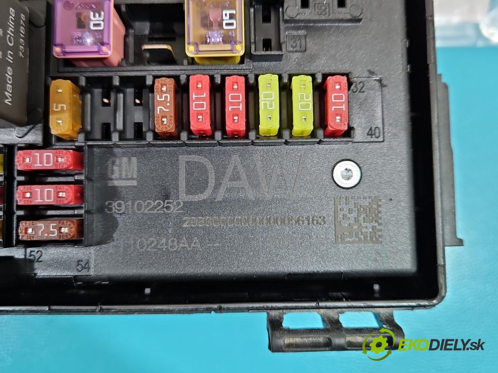 Opel Astra IV 2009-2015 1.6 16V 116 hp manual 85 kW 1598 cm3 4- skříňka pojistková 39102252 (Pojistkové skříňky)