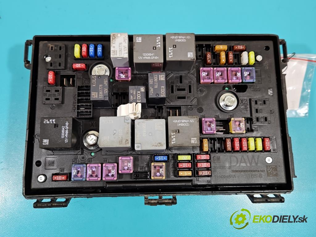 Opel Astra IV 2009-2015 1.6 16V 116 hp manual 85 kW 1598 cm3 4- skříňka pojistková 39102252 (Pojistkové skříňky)