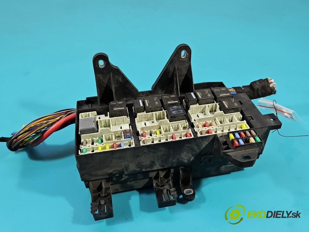 Jaguar XF II X260 2015- 2.0d 179KM automatic 132 kW 1999 cm3 4- skříňka pojistková  (Pojistkové skříňky)