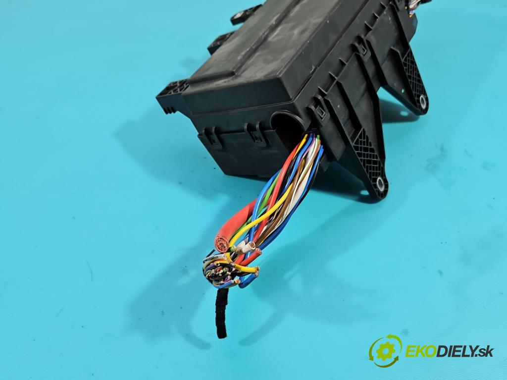 Jaguar XF II X260 2015- 2.0d 179KM automatic 132 kW 1999 cm3 4- skříňka pojistková  (Pojistkové skříňky)